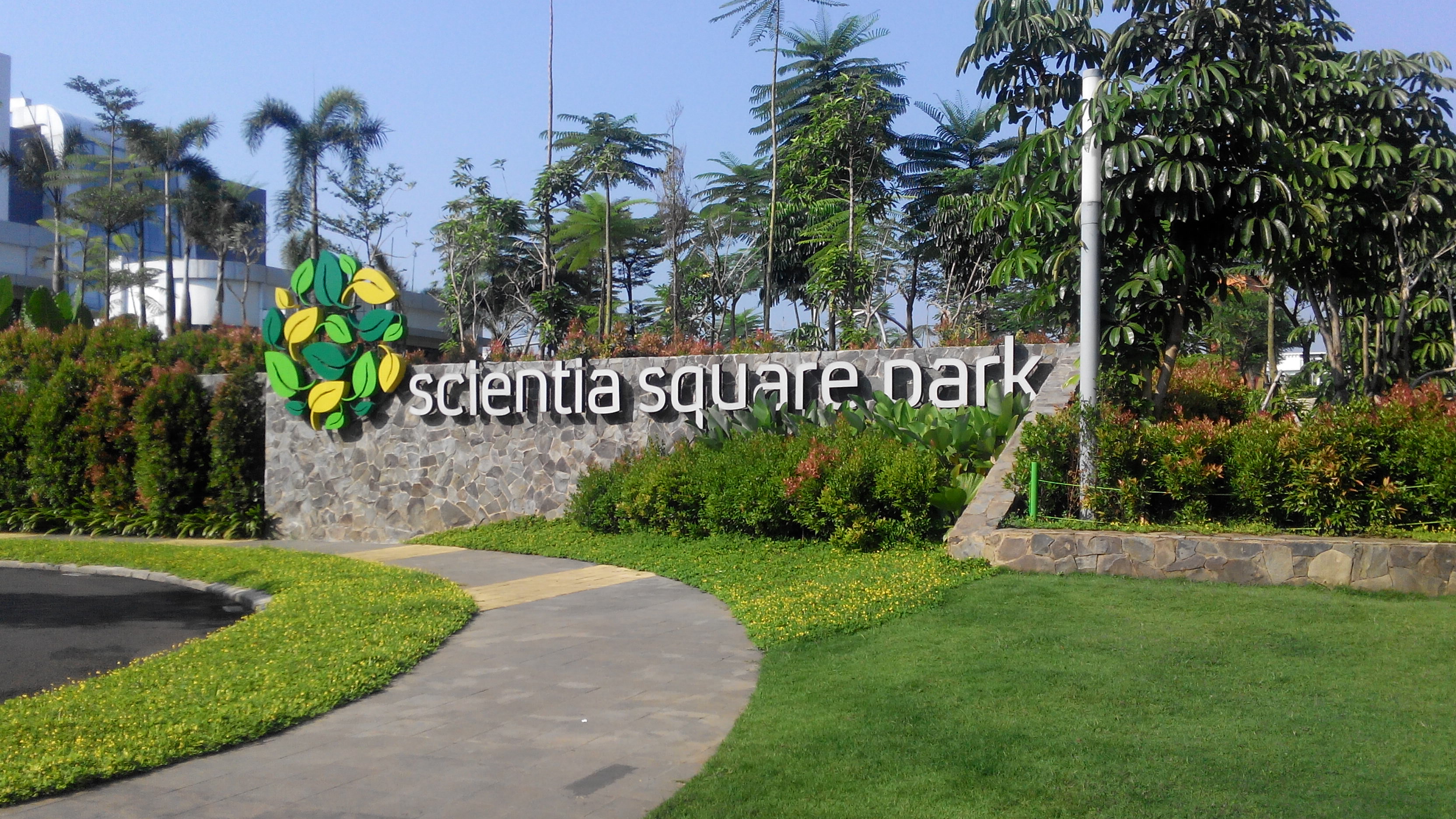 Scientia Square Park menawarkan pemadangan dengan rerumputan hijau hingga sawah