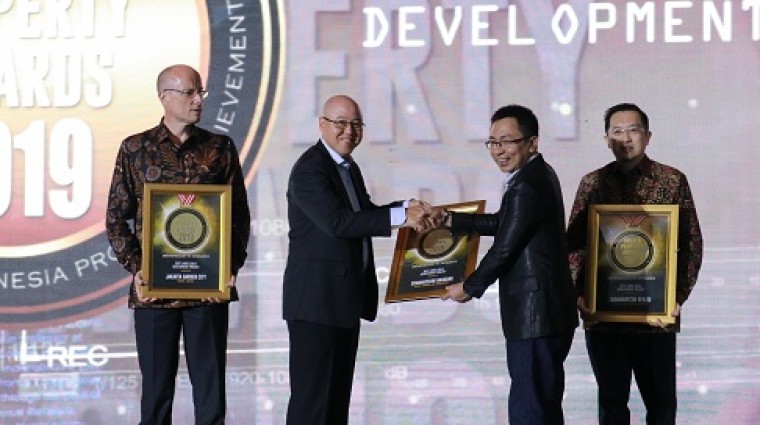 https://images-residence.summarecon.com/images/gallery/article/13491/thumb/2%20sbd%20golden%20awards%202019.jpg