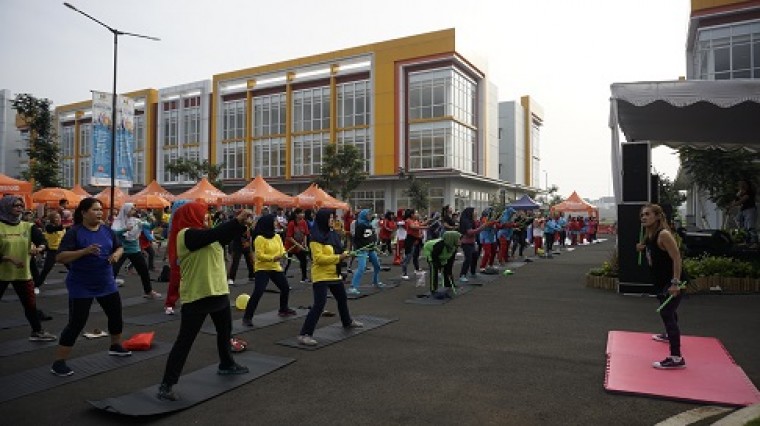 Ratusan Orang Antusias Berolahraga Pound Fit di Ruko Magna Commercial ...