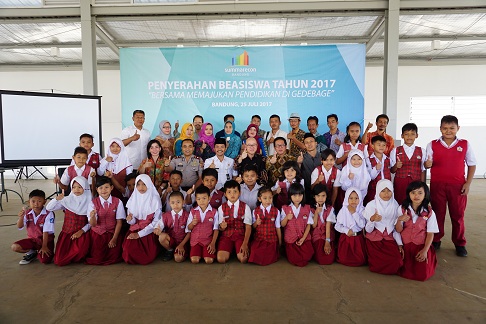 https://images-residence.summarecon.com/images/gallery/article/5888/Beasiswa%20SBD%202017%201.jpg